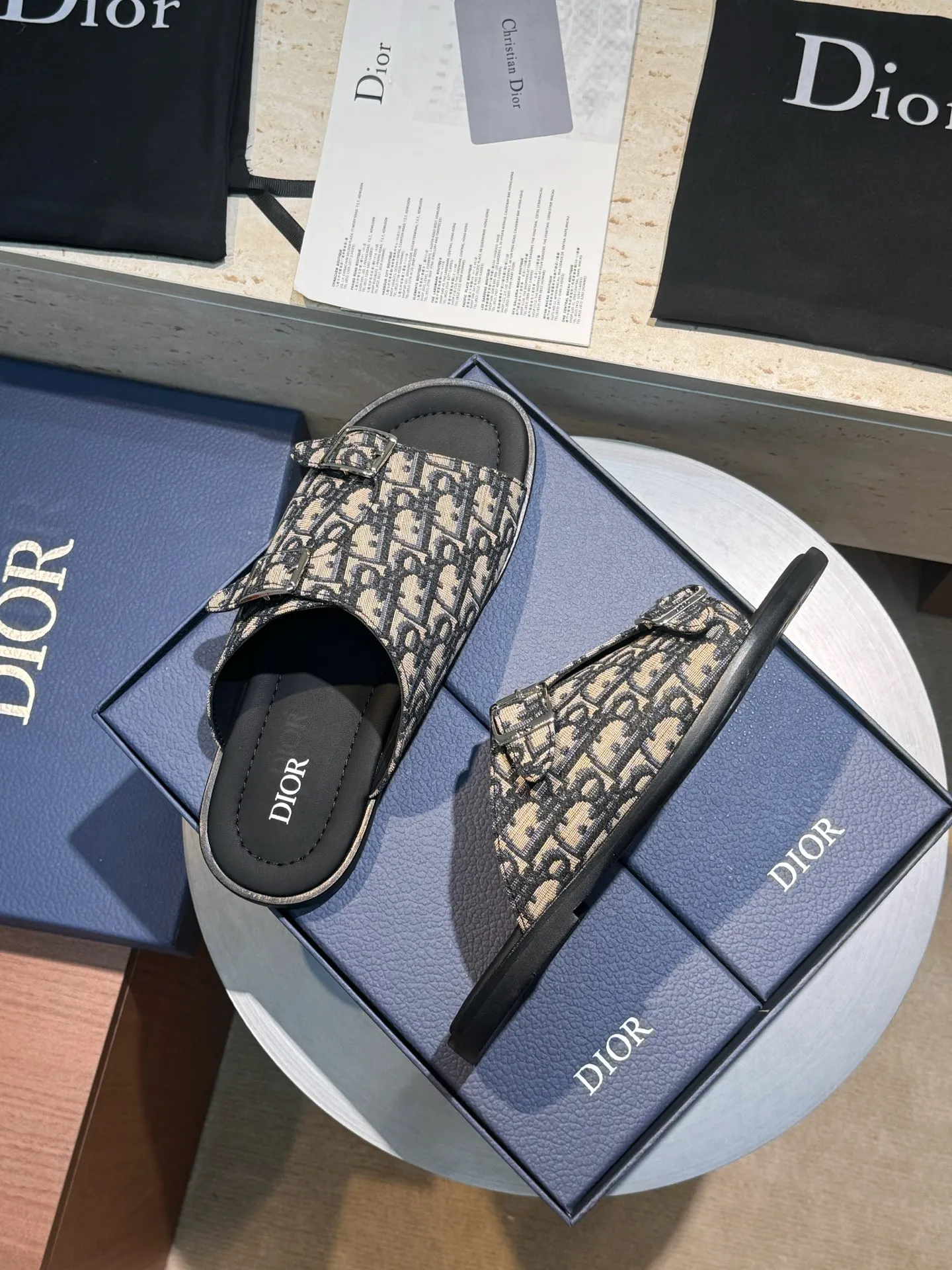 [Dior] Top P: 560💰 -Size: 39-44 (38, 45 custom-made) Dior Dior Alias ​​men's leather slippers This Alias ​​sandal is a new summer product, showing a casual and elegant style. Carefully crafted from grained cow leather and Oblique printed fabric, with cowhide lining! Cross-strap design with metal-clad brass CD Diamond logo. The imported cowhide leather and rubber sole adds sophistication and comfort, while Oblique print-effect anti-slip panels add style.